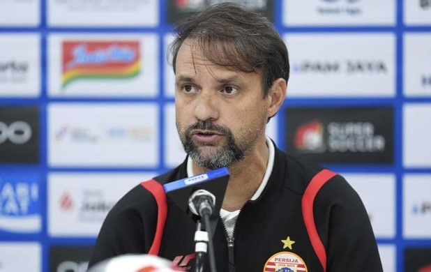 Pemain Persija Jakarta melawan Dewa United dalam pertandingan Super League di JIS