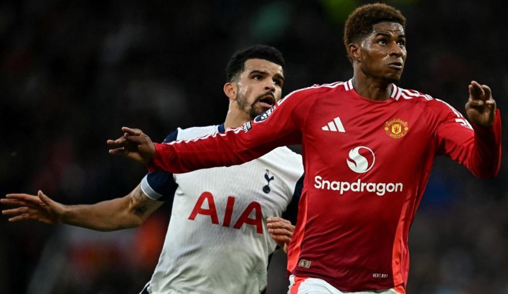 Marcus Rashford saat membela Manchester United di tengah ketidakjelasan masa depannya