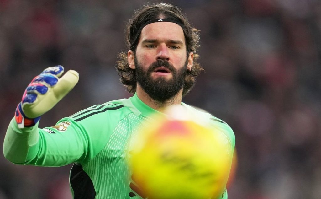 Alisson Becker latihan bersama Liverpool jelang comeback