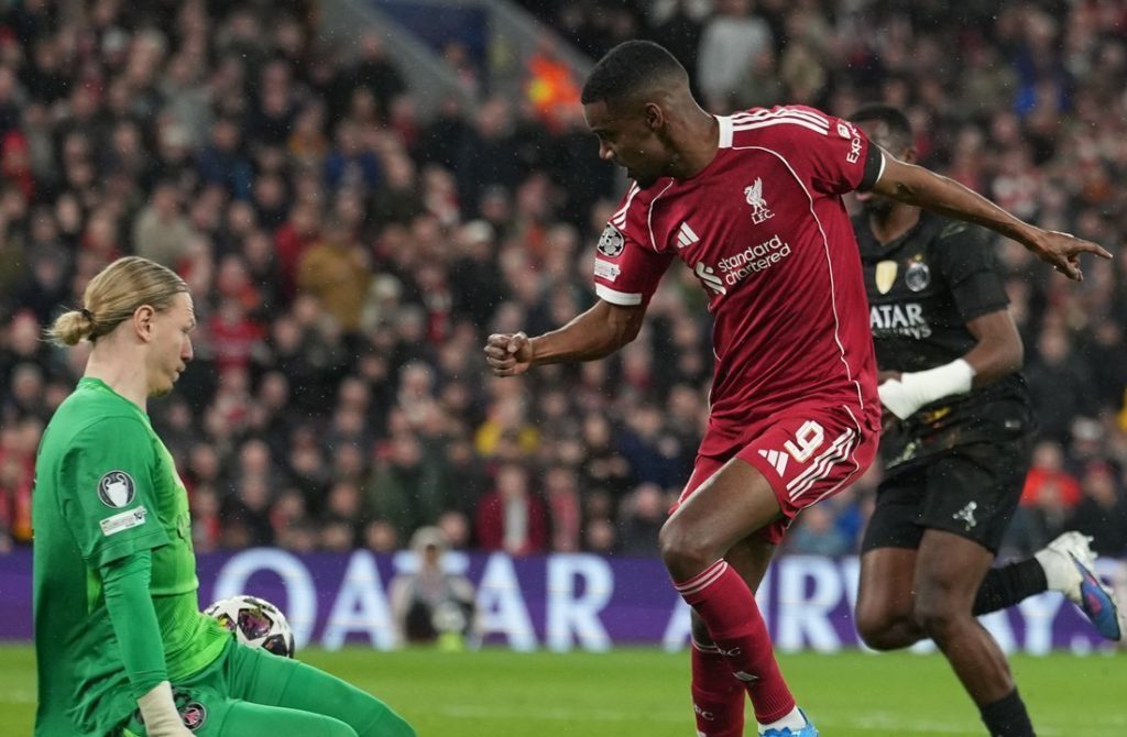 Arne Slot memberikan instruksi saat Liverpool menghadapi PSG di Liga Champions