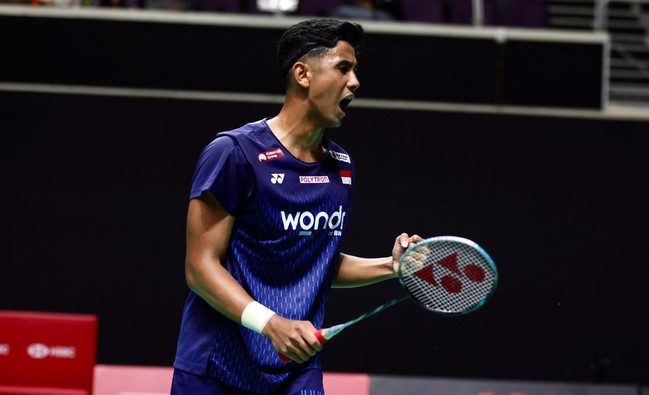 Alwi Farhan saat bertanding melawan Shi Yu Qi pada ajang Singapore Open 2026 di Singapore Indoor Stadium
