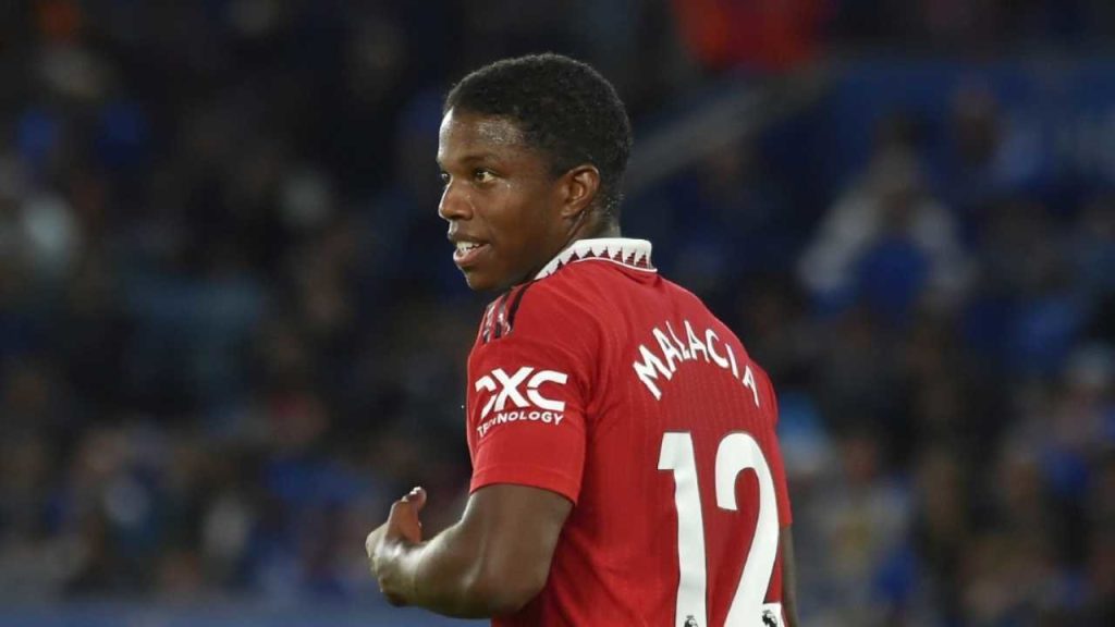 Tyrell Malacia mengucapkan salam perpisahan kepada fans Manchester United di Old Trafford
