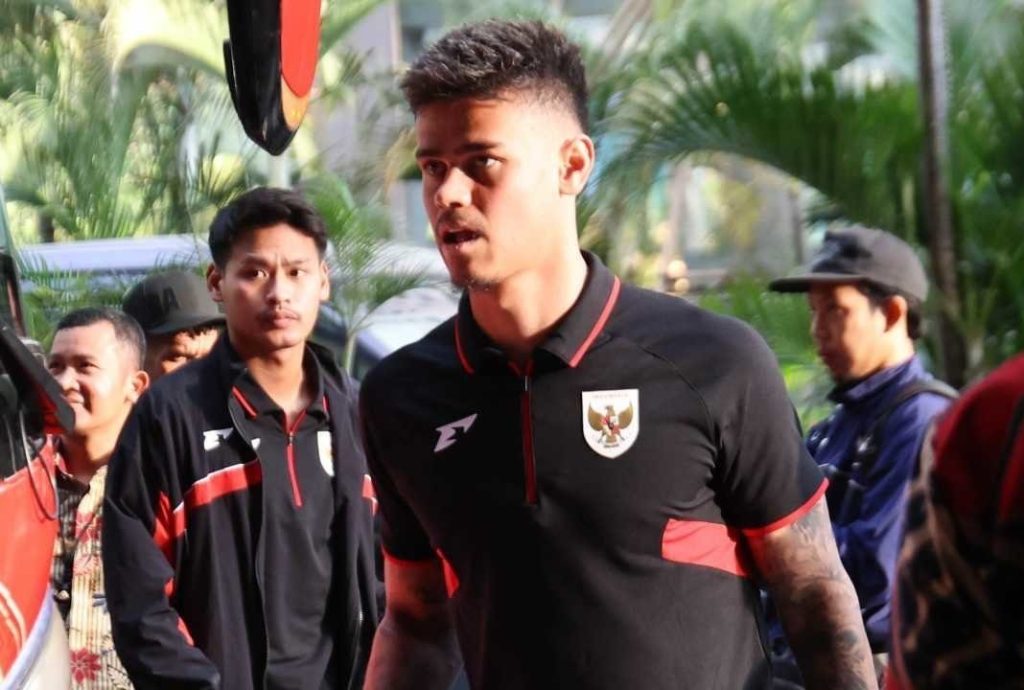 Mees Hilgers tiba di Jakarta menjelang FIFA Matchday 2026 dan memunculkan spekulasi mengenai peluangnya kembali memperkuat Timnas Indonesia.