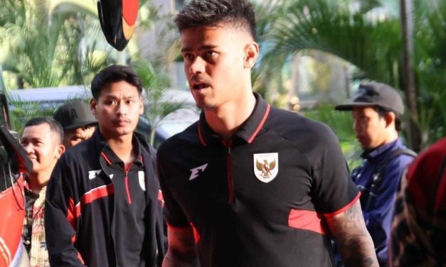 Absennya Jay Idzes Picu Spekulasi, Mees Hilgers Tiba di Jakarta