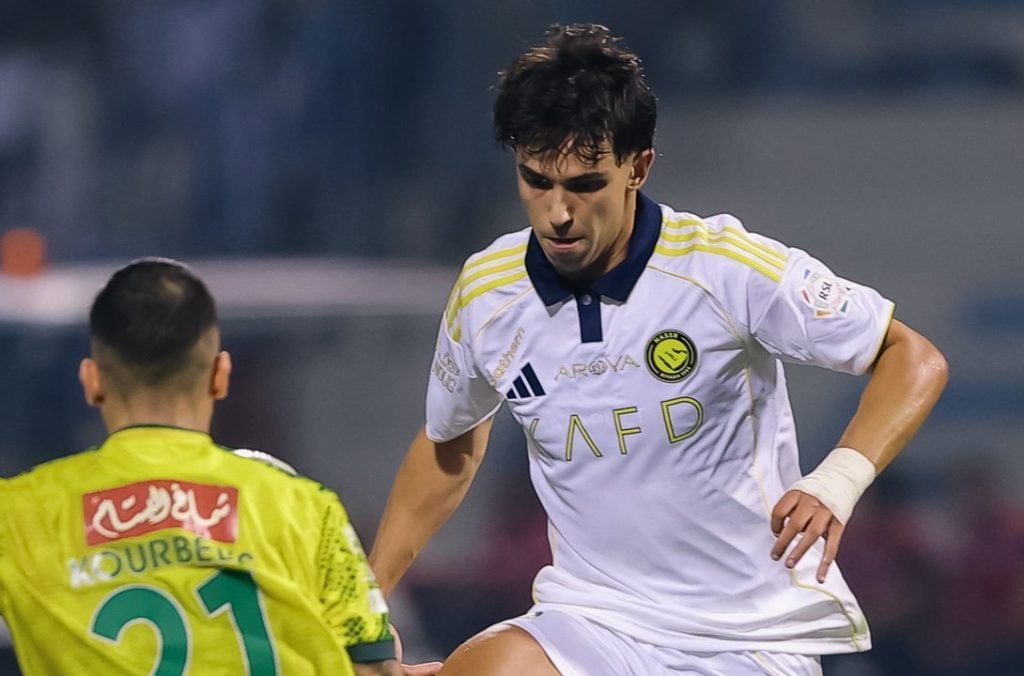 Joao Felix merayakan penghargaan pemain terbaik Saudi Pro League bersama Al Nassr setelah mengungguli Cristiano Ronaldo