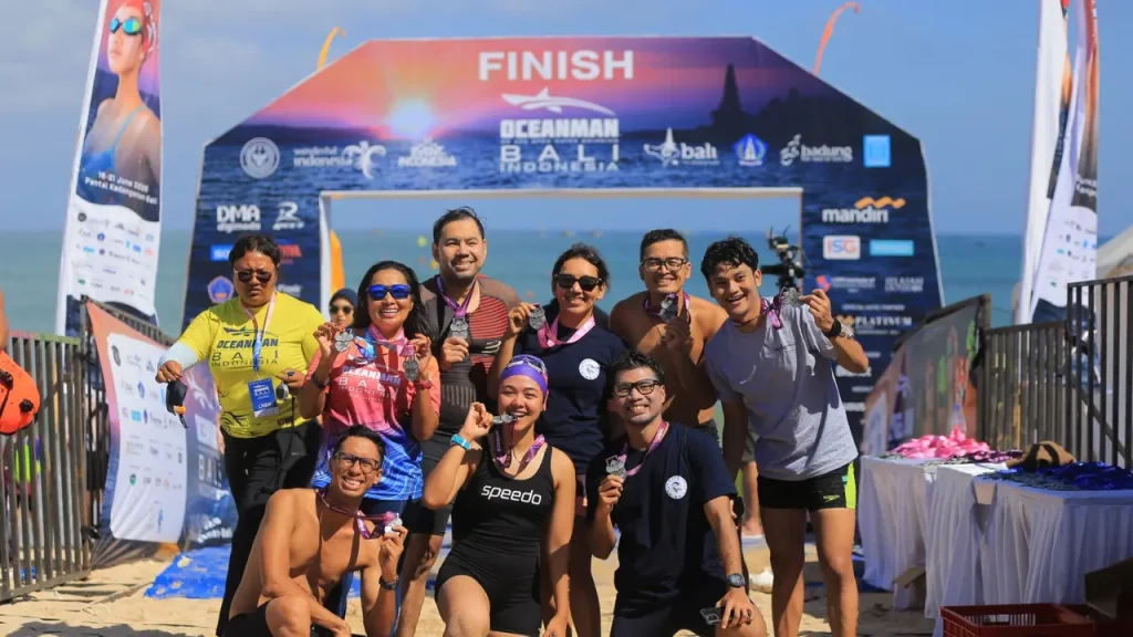 Peserta OCEANMAN Bali 2026 mengikuti lomba renang perairan terbuka di Pantai Kedonganan