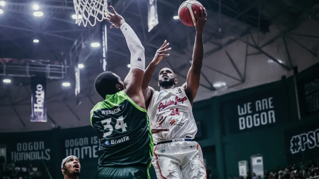 Pemain Pelita Jaya Jakarta berduel dengan Bogor Hornbills pada game ketiga final IBL 2026