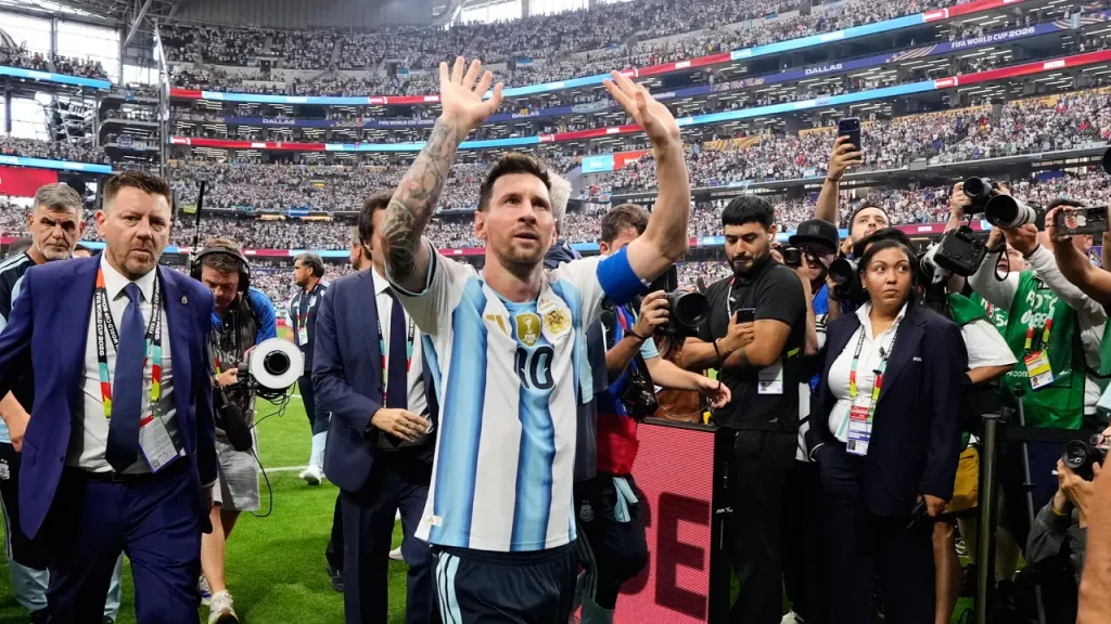 Lionel Messi merayakan gol bersama Argentina saat memimpin daftar top skor Piala Dunia 2026 dengan lima gol.