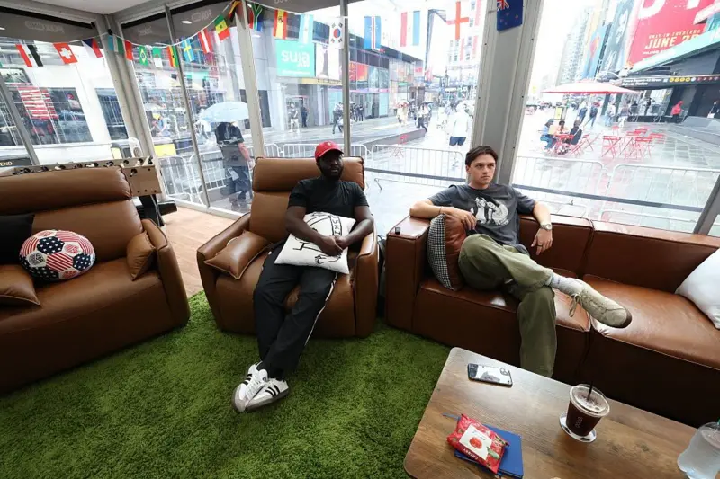 Kevin Akoto dan Austin Franklin menyaksikan pertandingan Piala Dunia 2026 dari ruang kaca khusus di Times Square, New York.