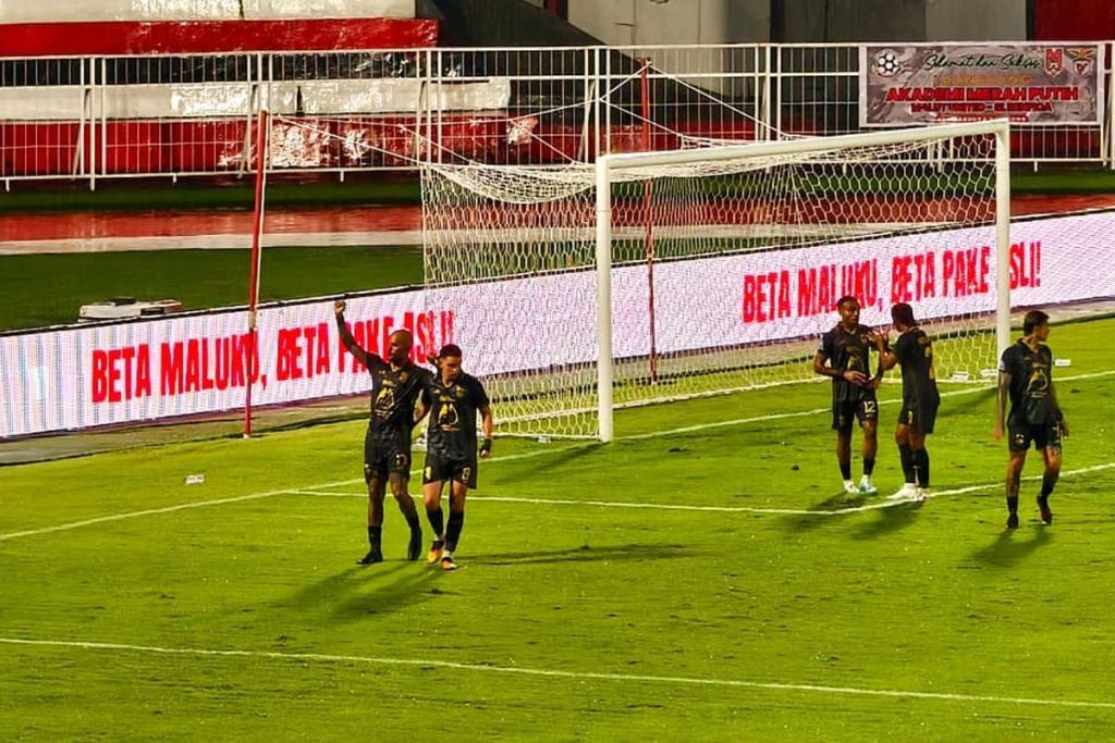 Suasana stadion sepak bola Indonesia terkait isu pergantian nama klub