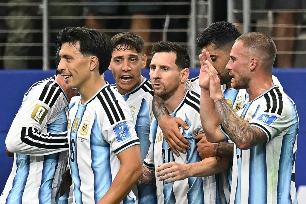 Lionel Messi merayakan gol saat membawa Argentina