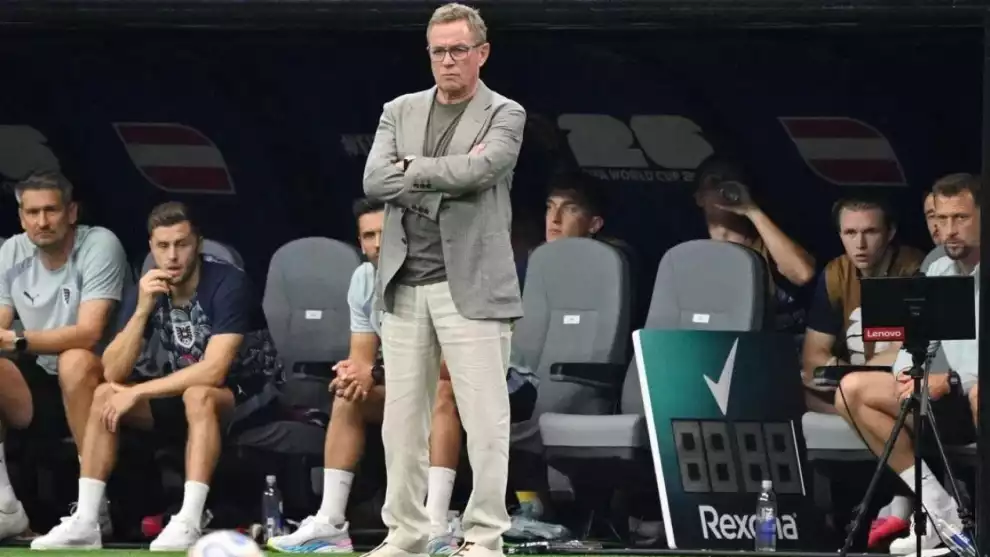 Ralf Rangnick memberikan instruksi kepada para pemain Austria