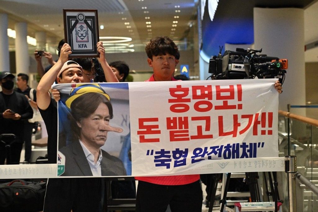 Hong Myung-bo tiba di Bandara Incheon setelah Korea Selatan gagal lolos dari fase grup Piala Dunia 2026 dan mendapat protes dari para suporter.