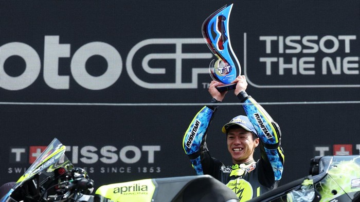 Ai Ogura merayakan kemenangan perdana di MotoGP Belanda 2026