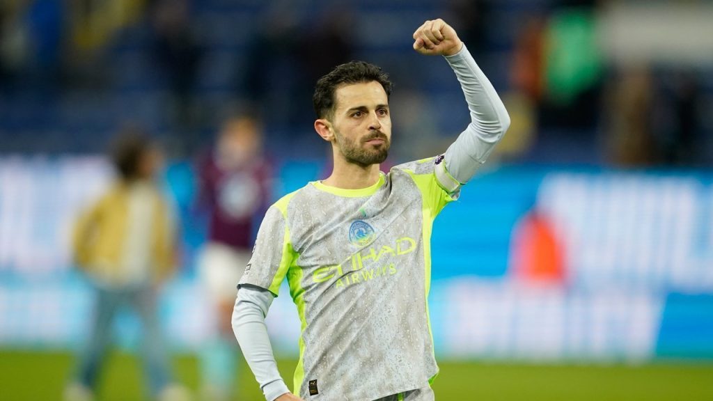 Bernardo Silva beraksi bersama Manchester City dan dikaitkan dengan peluang transfer ke Barcelona pada musim mendatang.