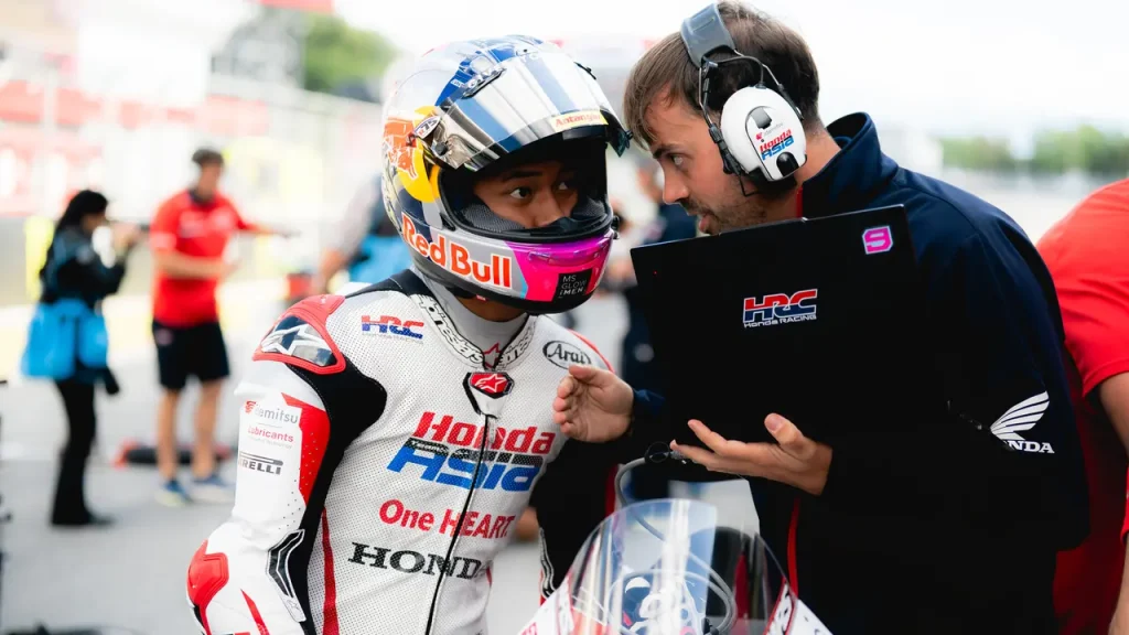 Veda Ega Pratama memacu motor Honda Team Asia saat sesi latihan Moto3 Jerman 2026 di Sirkuit Sachsenring hingga mencatatkan waktu tercepat dan lolos ke Q2.