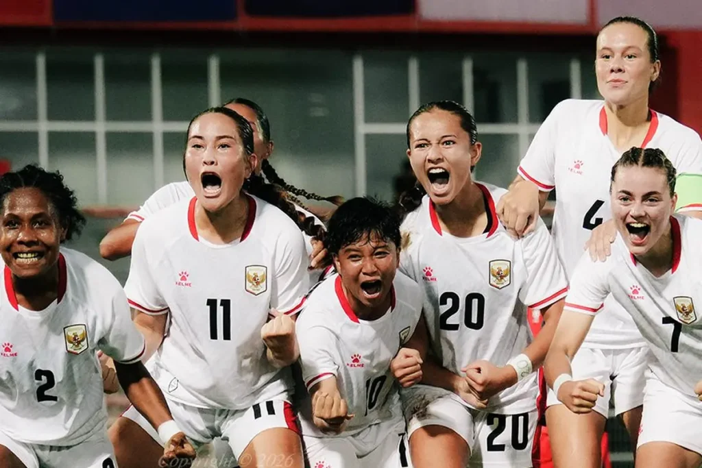 Timnas Indonesia Putri mengangkat trofi Piala AFF Putri 2026 usai menang telak 5-0 atas Laos di partai final.