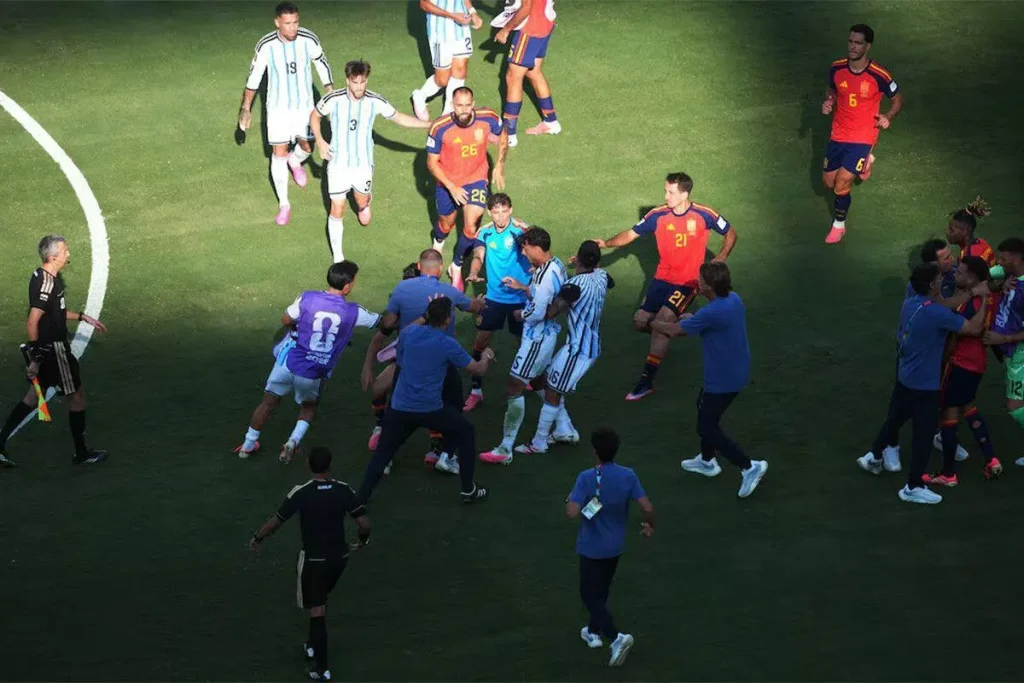 Keributan pemain Argentina dan Spanyol setelah final Piala Dunia 2026 di Stadion New York/New Jersey.