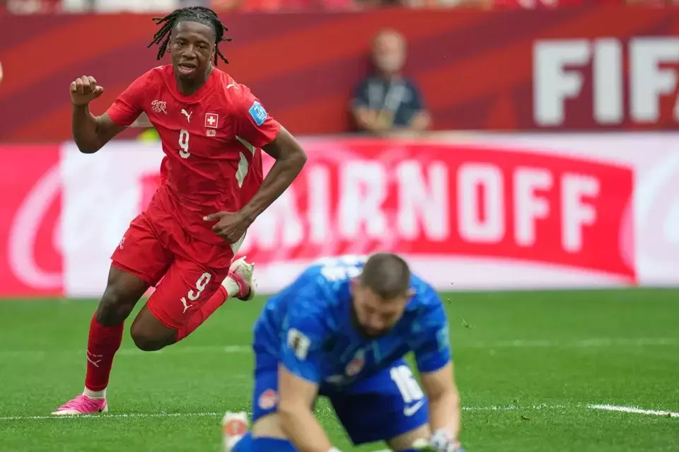 Johan Manzambi bersiap bergabung dengan Aston Villa usai menyelesaikan transfer bernilai rekor dari Freiburg.