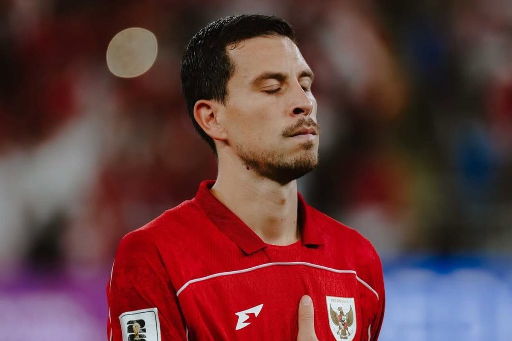 Thom Haye bersama pemain Timnas Indonesia usai drawing FIFA ASEAN Cup 2026 yang menempatkan Indonesia satu grup dengan Malaysia, India, dan Singapura.