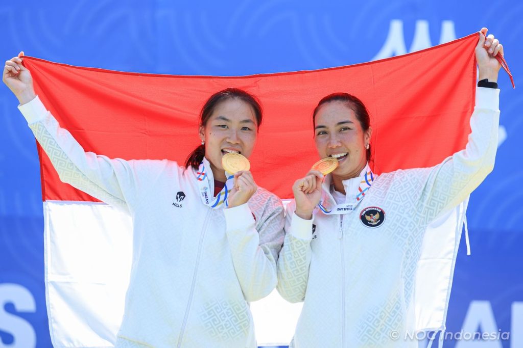 Aldila Sutjiadi dan Janice Tjen saat bertanding pada babak pertama ganda putri Wimbledon 2026 di All England Club, London.