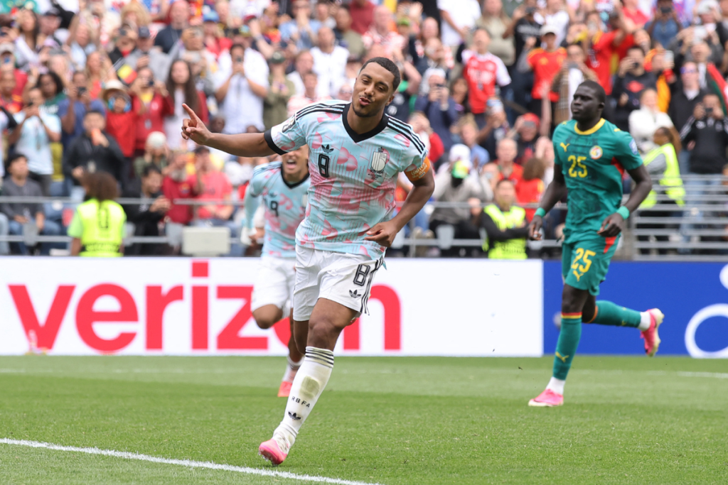 Youri Tielemans menjadi target transfer Manchester United untuk memperkuat lini tengah pada bursa transfer musim panas 2026.