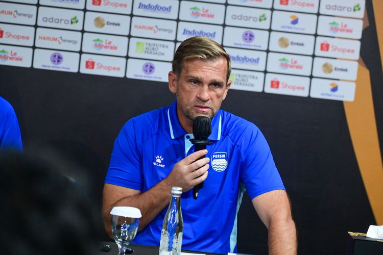 Igor Tolic memimpin latihan Persib Bandung menjelang laga Piala Presiden 2026 meski tanpa tujuh pemain yang dipanggil Timnas Indonesia.