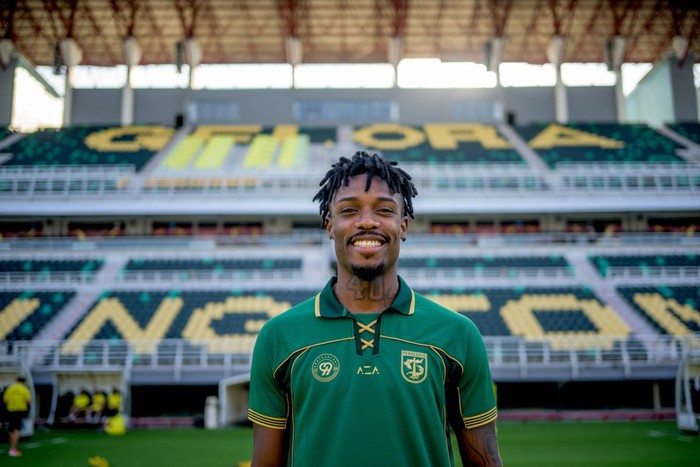 Gledson Paixao resmi bergabung dengan Persebaya Surabaya sebagai gelandang bertahan untuk menghadapi Super League 2026/2027.
