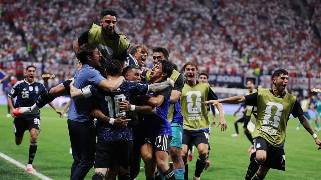 Pemain Argentina merayakan kemenangan 2-1 atas Inggris pada semifinal Piala Dunia 2026 sekaligus memastikan tiket ke partai final.