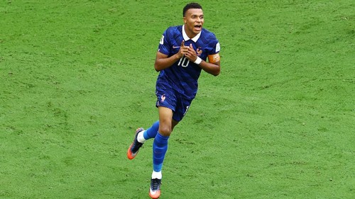 Kylian Mbappe merayakan gol usai memecahkan rekor Lionel Messi sebagai pencetak gol terbanyak sepanjang sejarah Piala Dunia.