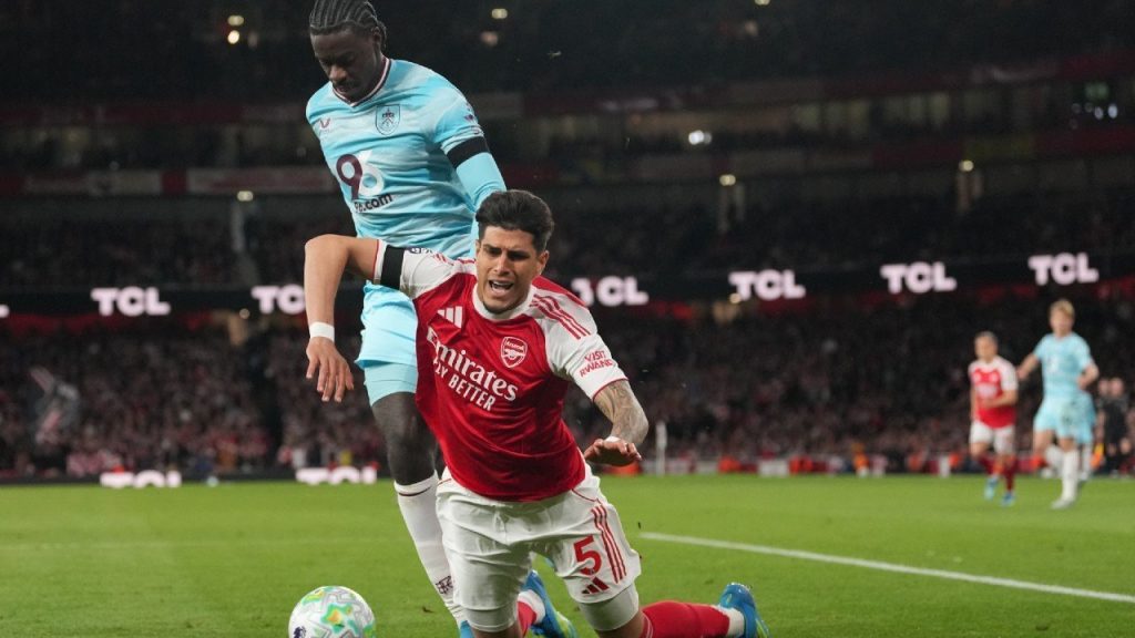 Ben White bercanda dengan Piero Hincapie saat parade juara Arsenal menggunakan bus terbuka di London