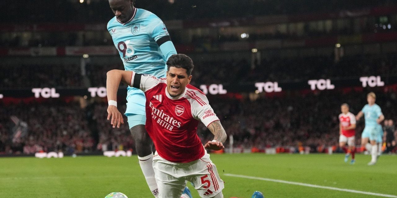 Candaan Ben White ke Hincapie Jadi Sorotan di Parade Arsenal