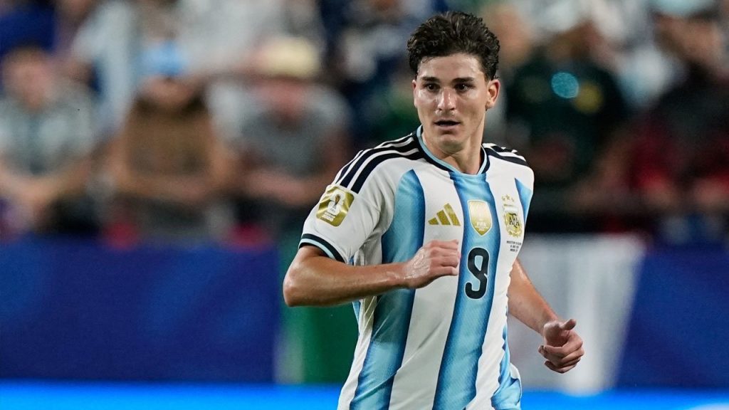 Julian Alvarez menjadi target transfer Barcelona pada bursa transfer musim panas.