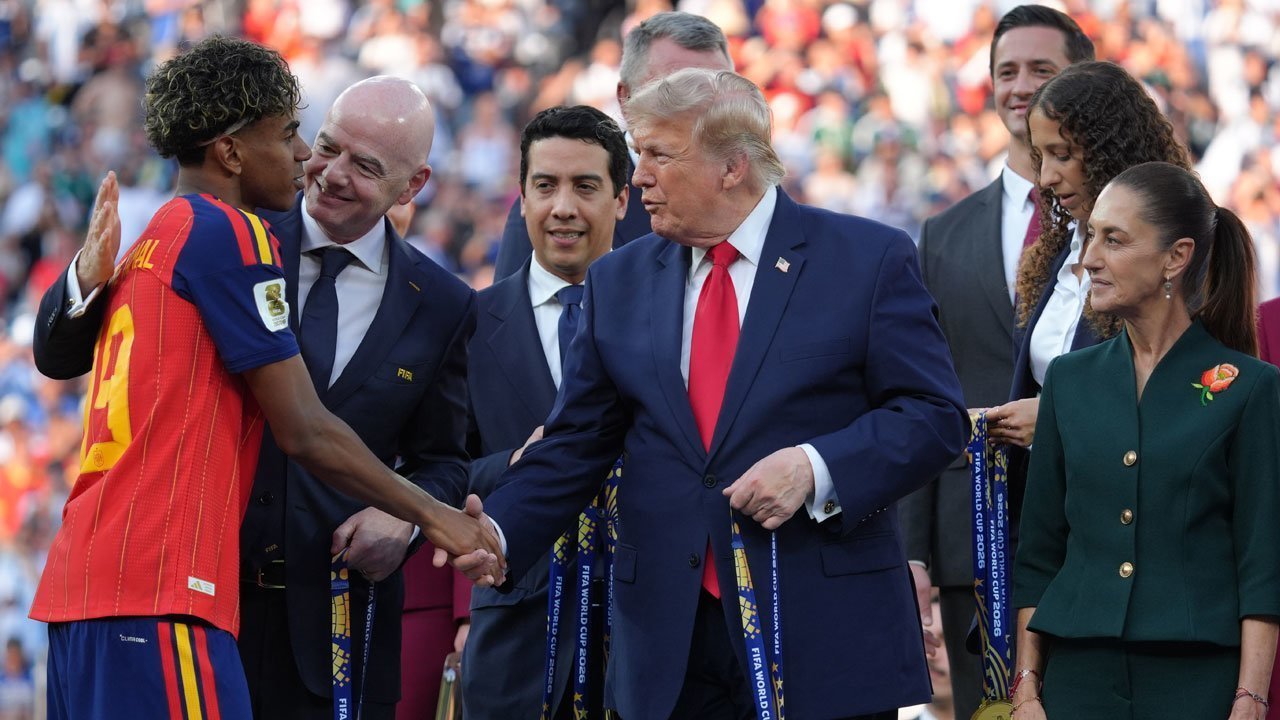 Donald Trump berdiri di podium saat seremoni penyerahan trofi kepada Timnas Spanyol usai final Piala Dunia 2026.