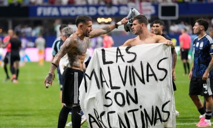 Spanduk Malvinas Warnai Kemenangan Argentina atas Inggris