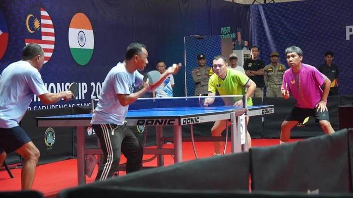 Atlet tenis meja bertanding pada ajang International Table Tennis Championship ITTC 2026 di GOR Sadurengas Paser Kalimantan Timur.