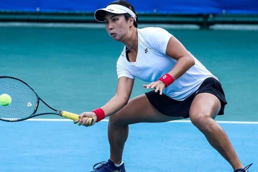 Aldila Sutjiadi dan Erin Routliffe mengangkat trofi juara Mubadala Citi DC Open 2026 usai memenangkan final ganda putri di Washington.