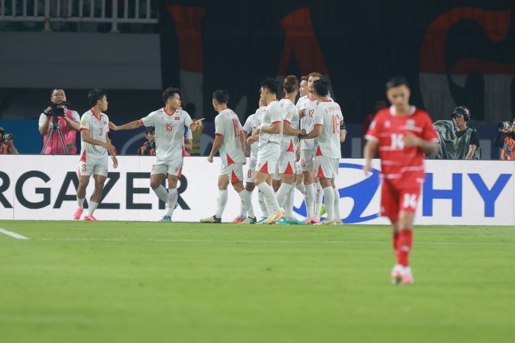 Pemain Timnas Vietnam merayakan kemenangan 3-0 atas Timnas Indonesia pada laga Grup A Piala AFF 2026 setelah menerima bonus dari Federasi Sepak Bola Vietnam.