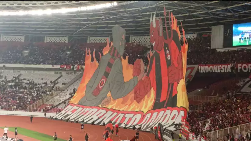 Tifo Bentornato Amore Milanisti Indonesia menyambut AC Milan di Stadion Utama Gelora Bung Karno.