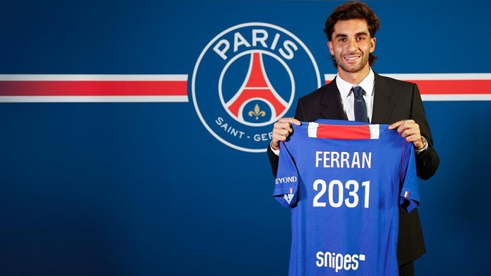 Ferran Torres resmi bergabung dengan PSG setelah meninggalkan Barcelona.