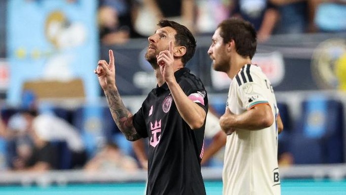 Lionel Messi merayakan gol setelah mencetak gol dari sudut sempit pada menit ke-26