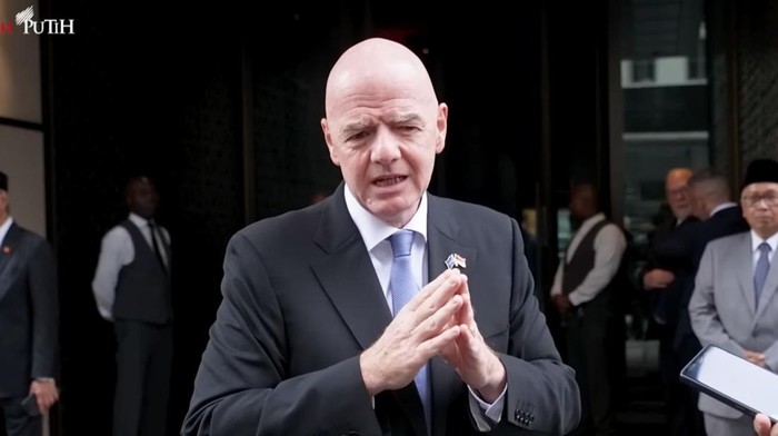 Gianni Infantino mendapat kritik dari UEFA, CONCACAF, dan AFC terkait kepemimpinannya di FIFA.