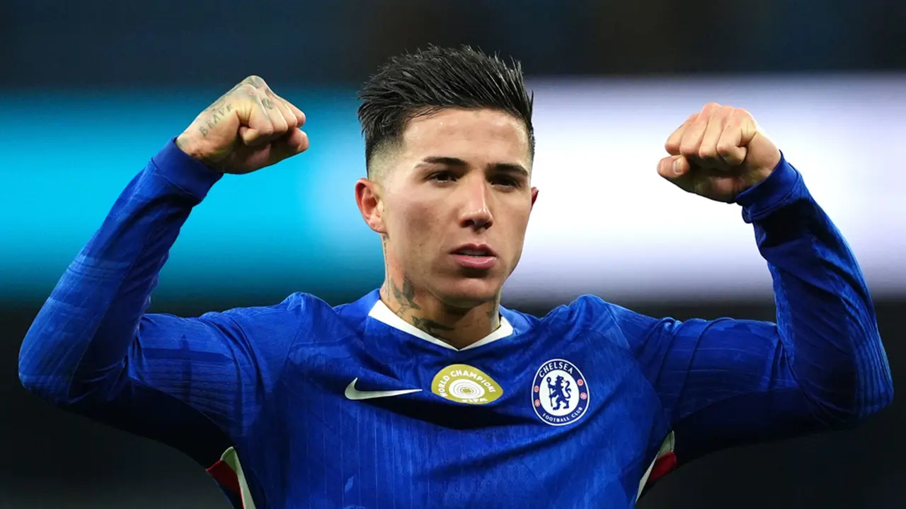 Enzo Fernandez dikabarkan segera bergabung dengan Manchester City dari Chelsea.